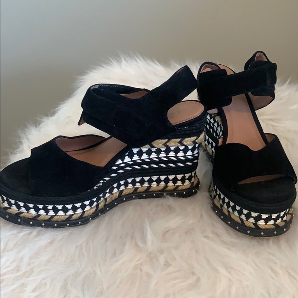 Black wedges